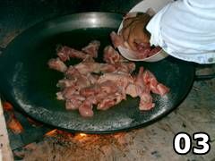 Foto di come mettere il coniglio e pollo per preparare la paella valenciana