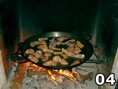 Foto del coniglio e del pollo dorati dentro padella