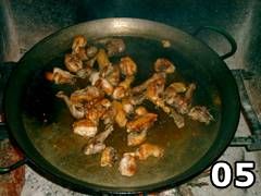 Foto di coniglio e pollo dorati nella padella