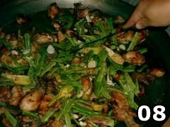 Foto di persona che aggiunge pomodoro nella paella valenciana