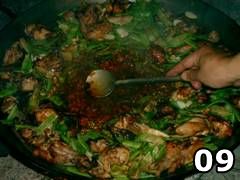 Foto di persona che aggiunge paprika nella paella valenciana