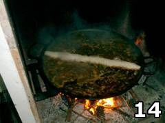 Foto di persona che aggiunge riso nella paella valenciana