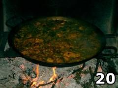 Foto di paella valenciana pronta per essere mangiata